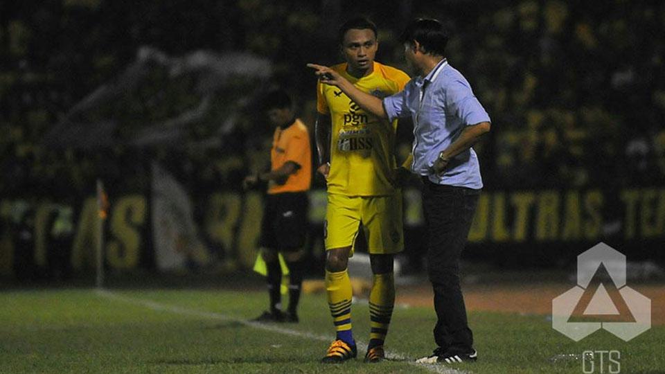 Pelatih%20Persegres%2C%20Eduard%20Tjong%20%28kanan%29%20saat%20memberi%20arahan%20kepada%20pemainnya.